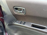 運転席から操作しやすい位置にボタンが設置されています♪
