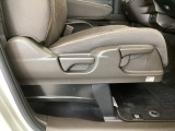【前席】運転席にはシート高を調整できるハイトアジャスターが装備され、幅広いシートポジションの設定が可能になっております♪