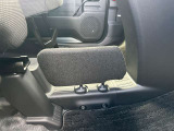 運転席周りのすき間に物が落ちないようにする板状パーツがついています。