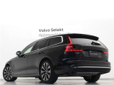 Volvo Cars appで車にリモートアクセスして、空調機能の操作や車の施錠・開錠、ソフトウェア更新などが可能です。エアコンやシートヒーターを操作して、出発前に車内を快適な温度に整えられます。