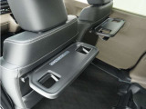 ◆シートバックテーブル◆フロントシートの背面に後席用のテーブルがついています。小物が置けて!カップホルダーもあります、ドライブ中や休憩時にも便利なテーブルです。