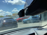フロント側ドライブレコーダー。運転中の映像・音声などを記録して、交通事故やトラブルが起きた時の正確な状況把握に役立つドライブレコーダーが装着されています。