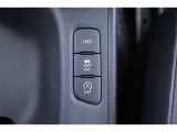 車両安定性を制御するVSCと、滑りやすい路面での発進や加速時の空転を制御するTRCのOFFスイッチです。