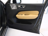 運転席ドアの全景です。キャビンを彩るすべてのものに、機能を形にした美しさが備わっています。