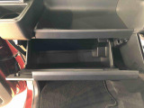 よく使うものが手を伸ばせばすぐ届く、機能面で充実した収納。