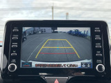 後退時には映像を鮮明に表示し、安全な後退をサポート。停車時にも周囲の状況を確認しやすく、安心感を提供します。
