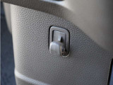 【フック】買い物袋やゴミ袋をひっかけるのに便利です。お近くのホンダカーズ総社までお越しください。