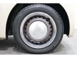 純正のホイールキャップが足元を飾ります!タイヤサイズは155/65R14です。