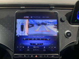 〈360度カメラシステム〉リバースと連動し、車両後方の映像をディスプレィに表示します。