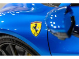 スクーデリア・フェラーリ・フェンダーエンブレムが装着されております。