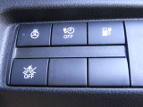 ステリングヒーターは寒い時期にはホントありがたいですね。充電ポートのオープンスイッチやエマジェンシーブレーキのON/OFFスイッチなでもあります。