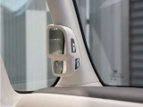 【サイドビューサポートミラー】通常は運転席から見えない左フロントタイヤの前方を映し出すミラー。さまざまなシーンで安心感のある運転をサポートします。