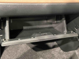 大きな荷物を収納できる、便利な助手席グローブボックス