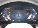 速度計とタコメーターのレイアウトは&ldquo;走り&rdquo;を意識した配置されており、回転数の上昇が視覚的にわかりやすいデザインになります