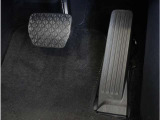 【オルガン式アクセルペダル】 かかとがずれにくく、アクセルペダルがコントロールしやすくなります。また運転時の疲労を軽減し、とっさのときの踏み間違いも起きにくくなります。