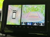 後方の状況をクリアに映し出し、安全な駐車をサポート。狭い場所でも安心です。ガイドライン表示で、より正確な判断が可能になります。