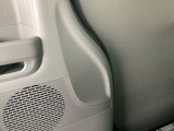 後席の壁側は手を添えやすい凹み形状を採用することで、お子様が一人で乗り降りしやすいように工夫しました。