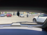 リア側ドライブレコーダー。運転中の映像・音声などを記録して、交通事故やトラブルが起きた時の正確な状況把握に役立つドライブレコーダーが装着されています。