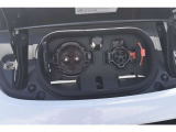充電ポートは車両の前部にあります。
