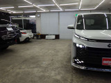 当店では専任のメカニックが大切なお客様のお車を一台一台丁寧に整備いたします。自社認証工場にてリフトアップし下回りまでキッチリ検査いたします。
