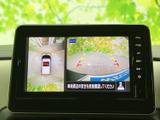 周囲の状況を把握しやすいアラウンドビューモニター。駐車時や狭い場所での取り回しをサポートし、安全運転を後押しします。映像も鮮明で確認しやすいのがポイントです。