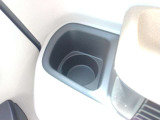 助手席側のドリンクホルダーも安定感のある埋め込み式となっています。