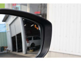 【BSM】走行中、ドアミラーの死角になりやすい箇所に後続車が接近すると、サイドミラーレンズに警告表示し、ドライバーに注意喚起をしてくれます。