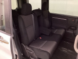 2列目シートは背もたれの角度調節ができるベンチシートになっております。長距離運転になってもゆったりとできるようにアームレストがついてます。