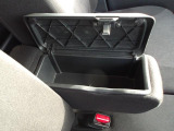 運転席のアームレスト。フタつきの小物入れになっています。