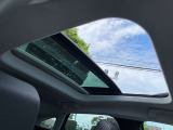 サンルーフで車内も明るくなります!ルーフを開放するととても気持ちが良いですね!