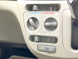 【オートエアコン】一度お好みの温度に設定すれば、車内の温度を検知し風量や温度を自動で調整。暑い&hellip;寒い&hellip;と何度もスイッチ操作をする必要はありません。快適な車内空間には必須の機能ですね♪