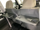 運転席・助手席の背もたれには、2列目シート用にカップホルダー付きの「格納式のシートバックテーブル」を装備しています。休憩時のちょっとした時間などカップを置いたり、小物置きに使えて便利です。