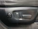 パワーシート搭載。微妙な調整が手軽にでき、ピッタリなポジションで運転することが可能です。