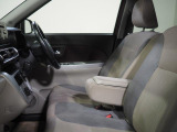 運転席にはアームレストが備わっています。