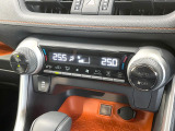【オートエアコン】一度お好みの温度に設定すれば、車内の温度を検知し風量や温度を自動で調整。暑い&hellip;寒い&hellip;と何度もスイッチ操作をする必要はありません。快適な車内空間には必須の機能ですね♪
