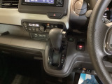 運転席周辺のスマートなレイアウトが、操作のしやすさを実現。快適なドライブをサポートします。手元で操作ができる、電子制御パーキングブレーキ。