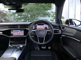 内装はシンプルに使い勝手を考え作られています。お車を運転する感覚をダイレクトに体感して頂けます。室内も広くロングドライブにも快適にお過ごしいただけます。