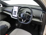 スポーツステアリングホイールのグリップ部には、しっかりとホールドできるスクエアデザインを採用しました。