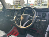 すっきりとまとめられたインパネ全景。機能性とデザインのバランスが取れたインテリア空間です。