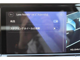 レーンキープアシスト搭載。ドライバーの意図しない車線の逸脱を検知するとステアリング補正を行いドライバーに警告します。