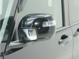 ◆ドアミラーウインカー◆ドアミラーにウインカーを装備しています。対向車に自身の進行方向を合図し安全に運転できます。