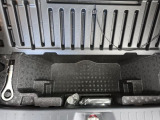 トランク下には大きな収納スペースがあります。