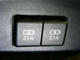 充電用USBジャックも付いて、携帯やオーディオ機器などの充電ができます。