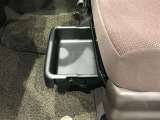 座席下収納付いています。