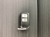 便利なスマートキーです。雨天や荷物が多い時など両手がふさがっているケースで威力を発揮