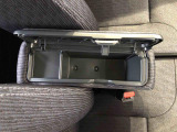 センターアームレスト付きで運転中も腕が楽々!