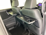 折りたたみ式のシートバックテーブルは限られた空間を有効活用。車内の家族時間をもっと快適に。