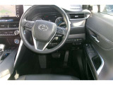 運転席の写真です。見通しのよいすっきりとした視界で、誰でも運転しやすいです。運転のしやすさは疲れにくさにも繋がりますよ♪
