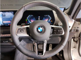 【ハンドル】ドライバーとBMW車の一体感がダイレクトに伝わるステアリングホイール。形状・太さへの拘りに加えて、操作性を高める為にスイッチ類も配置。クイックかつ安定のドライビングを体感下さい!