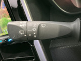 操作しやすいウインカーレバーで、安全な車線変更をサポート。確実な操作感で、周囲への意思表示をスムーズに伝えます。